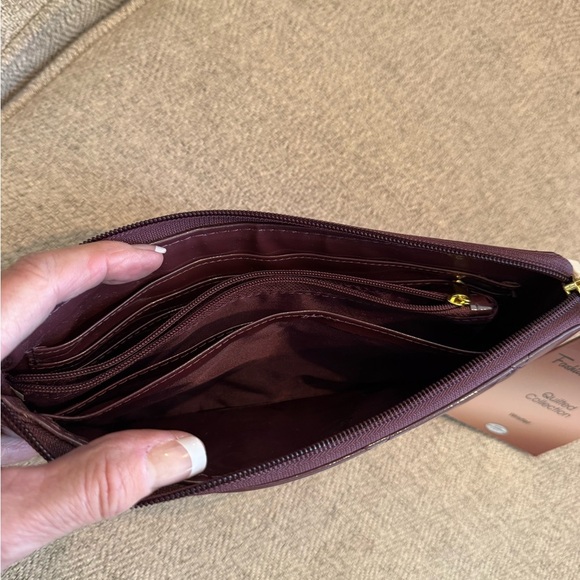 NWT - Joy and Iman Quilted Collection Wristlet
Burgundy - Picture 5 of 9